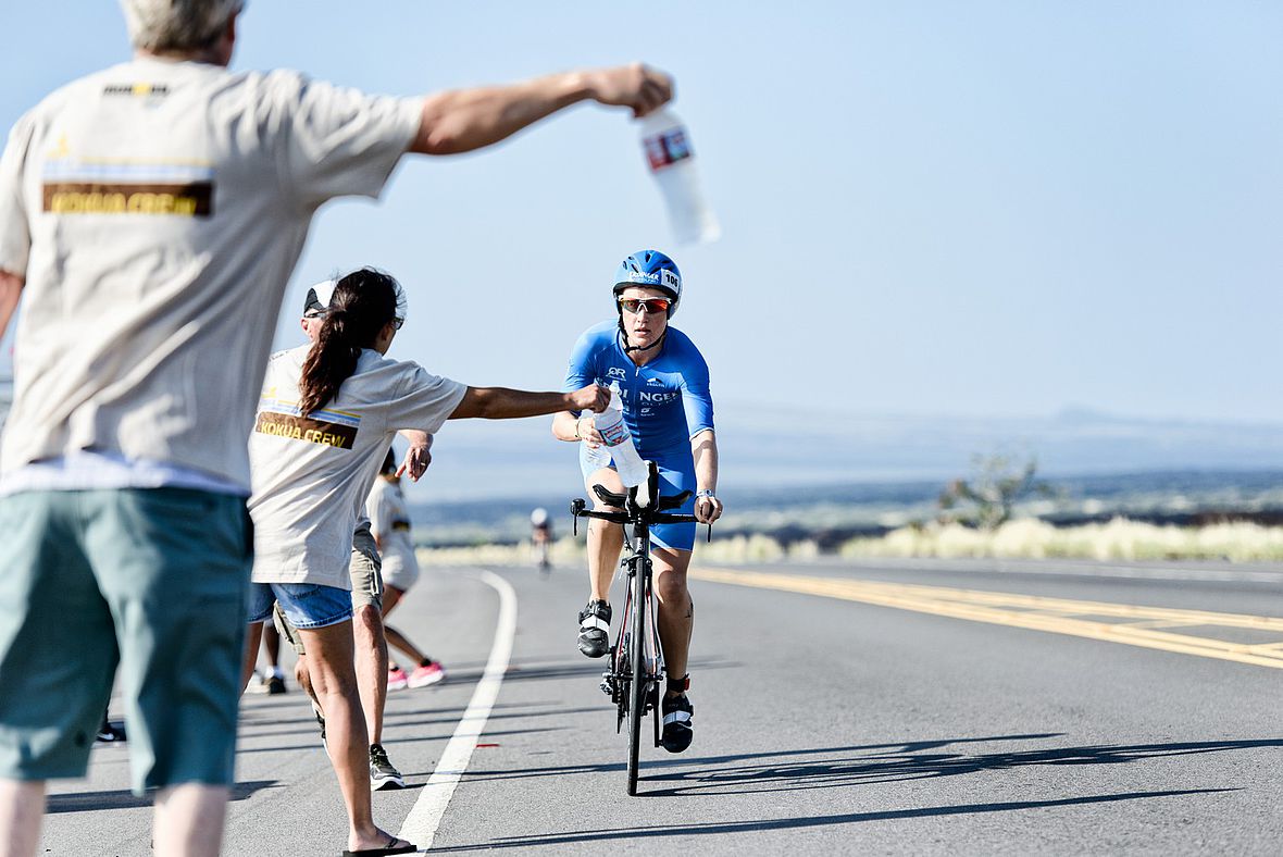 5.000 Helfer machen den Ironman Hawaii zu dem was er ist: Julia Gajer nimmt die Hilfe hier dankend an