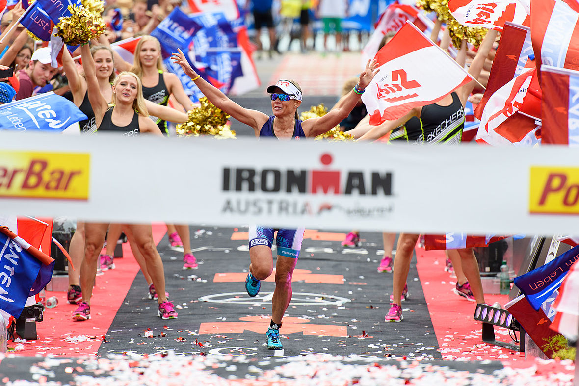 Ironman Austria 2016: Triumphlauf für Mirinda Carfrae zum Sieg und neuen Kursrekord in 8:41:17 Stunden (2021 drückte Laura Philipp den Streckenrekord auf 8:35:35)