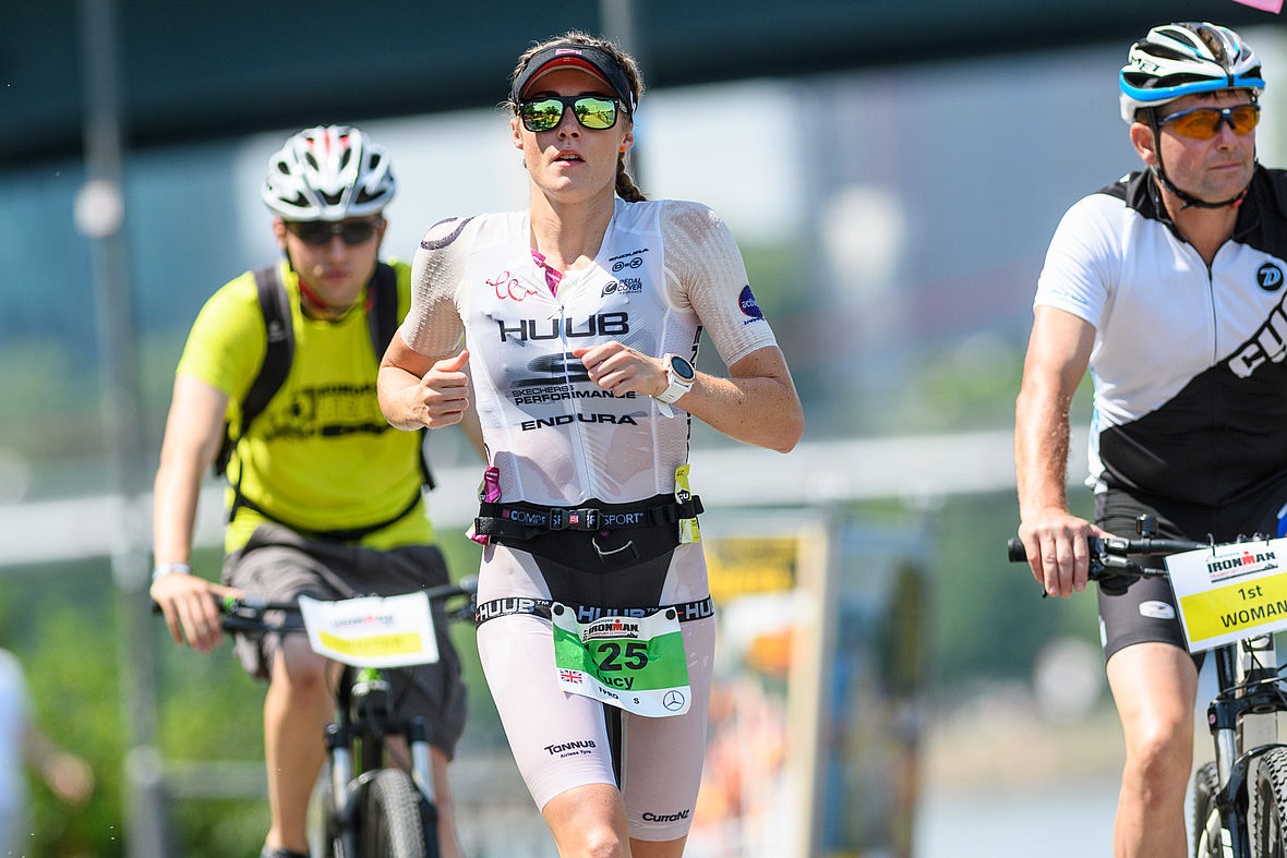 Lucy Charles geht als Führende in den Marathon