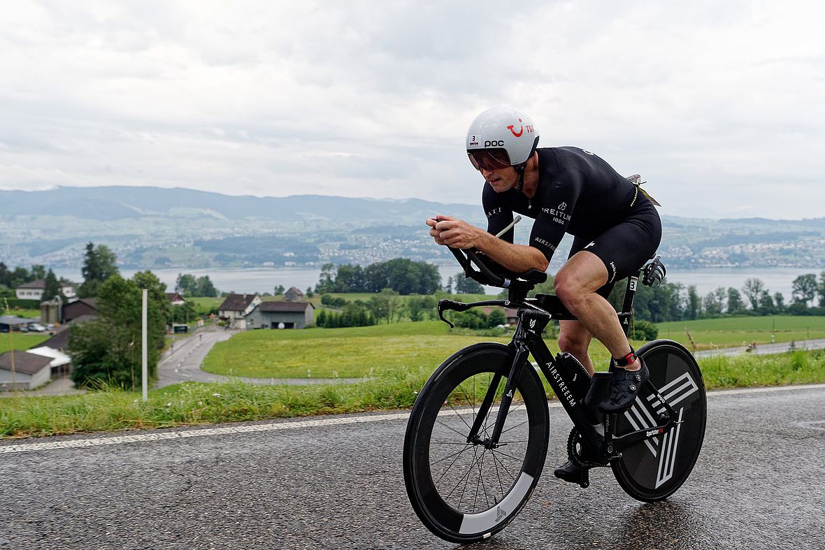 I-Ronnie Schildknecht folgt der Spitzengruppe mit etwas Abstand