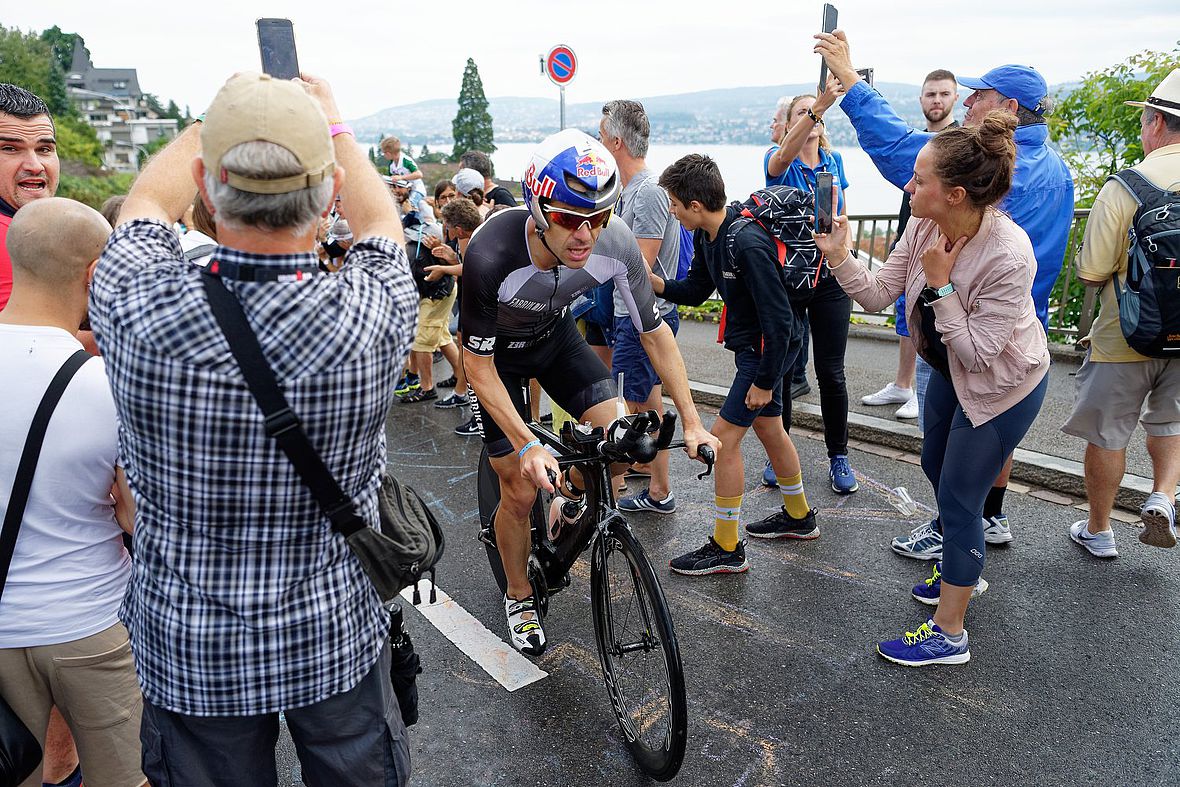 Sven Riederer am Heartbreak Hill - der Publikumsmagnet auf der Radstrecke des Ironman Zürich