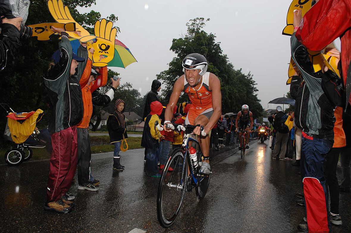 2008: Es ist Sauwetter in Roth - trotzdem platzt der Solarer Berg aus allen Nähten - Chris McCormack beisst noch bei der Überfahrt - kurz danach gibt´s das wohl geplante DNF - 7 Tage nach dem Sieg beim Ironman Frankfurt