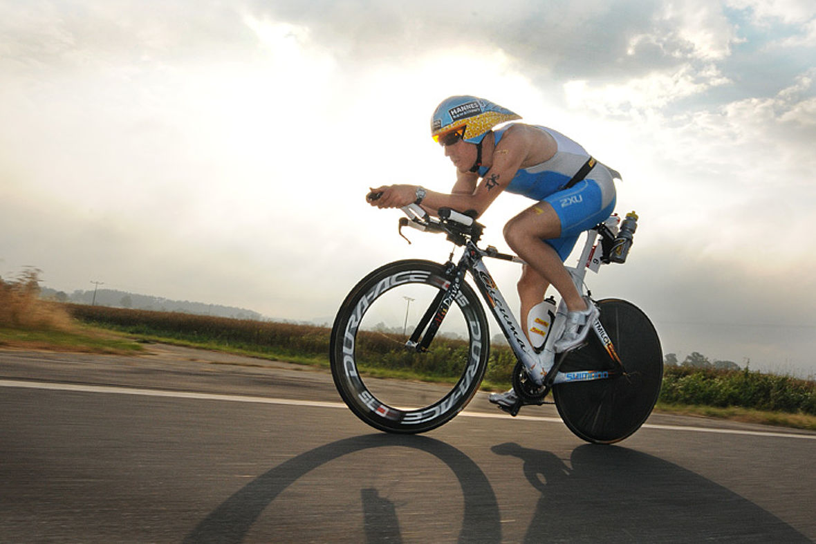 2010: Sebastian Kienle legt in 7:59:06 Stunden einen Langdistanz-Rookie-Rekord hin - Rang zwei hinter dem Dänen Rasmus Henning