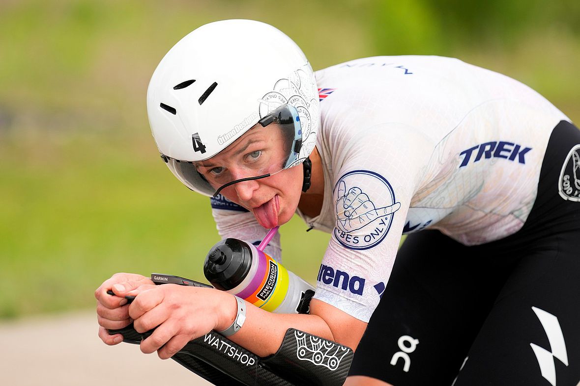 Die Hitze und der Wind fordern extrem: Das Gesicht von Fenella Langridge spricht Bände