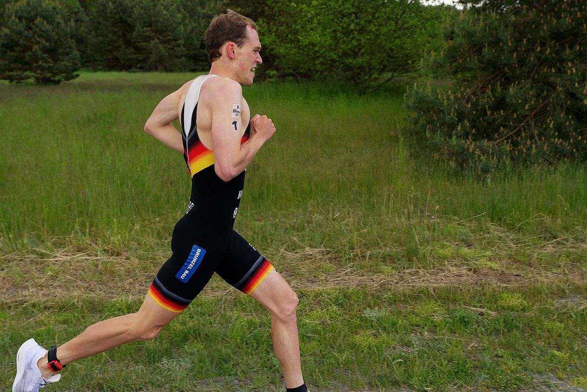 Für Lasse Lührs heißt es parallel All-Out auf den finalen 1,9 Laufkilometern