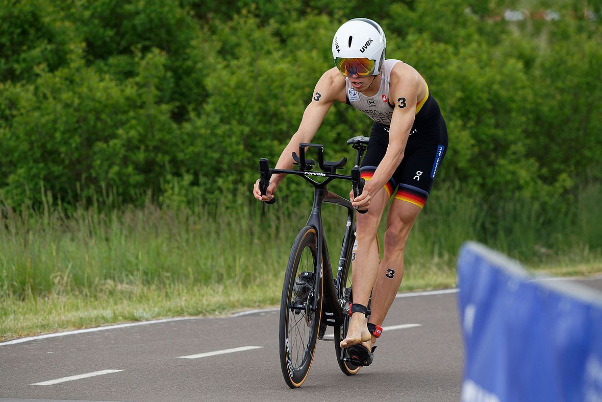 Nach 9.20.4 min für die 6,7 km (43,11 km/h Stundenmittel) kommt Justus Nieschlag zum zweiten Wechsel - die beste Radzeit des Tages!