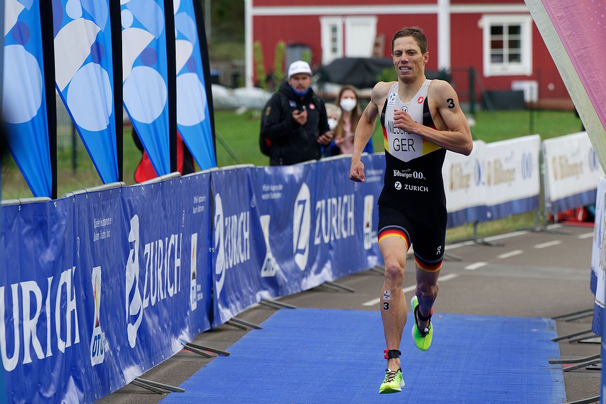 Nach 19:25 min ist Justus Nieschlag im Ziel und holt sich mit 12 Sekunden Vorsprung die Olympia-Quali für Tokio