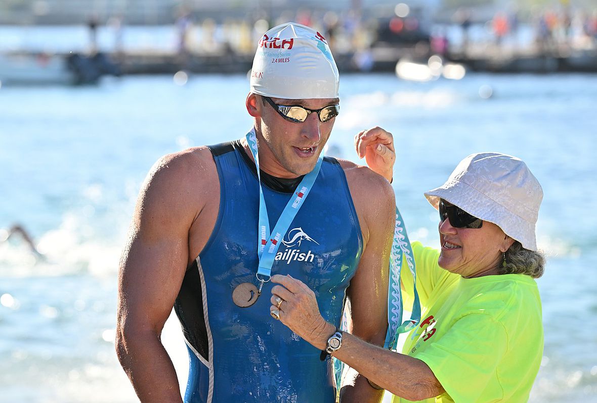 ... und freut sich über seine Siegerzeit (48:22.7) und die Medaille