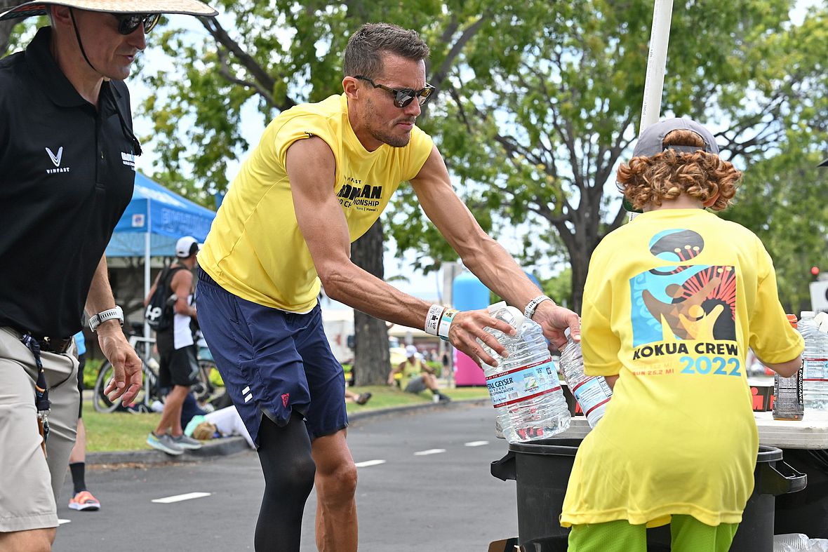 Edelhelfer: Jan Frodeno als Mitglied der Kokua-Crew an der Aidstation in der Palani Road