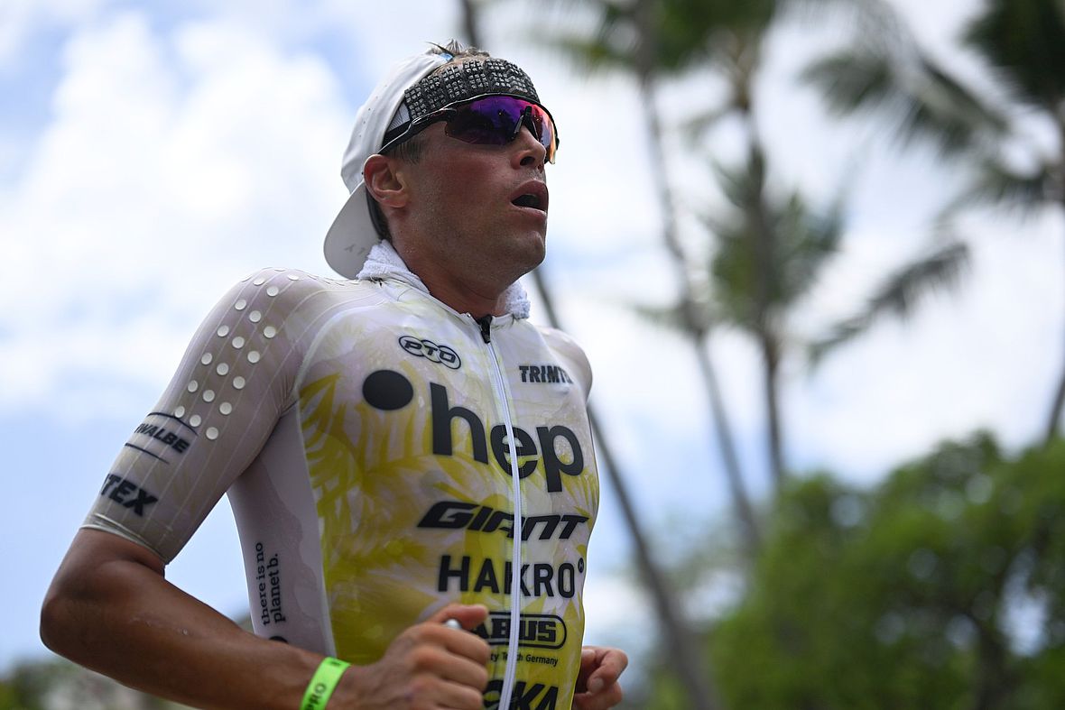 Maurice Clavel kühlt sich auf dem heißen Marathon in Kailua-Kona