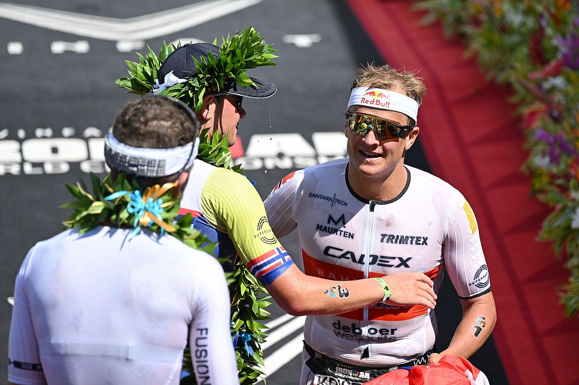 Das gesamte Podium liegt innerhalb von drei Minuten nach 7:40 Stunden