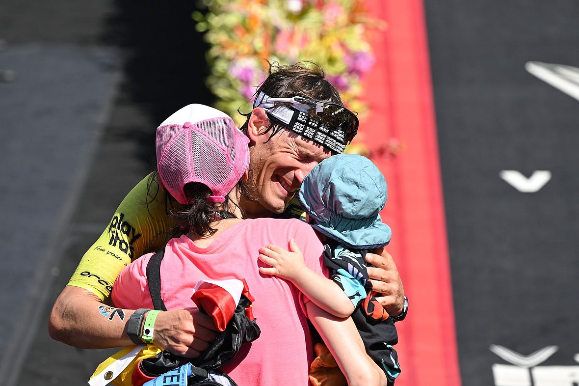 Emotionen bei Sebastian Kienle mit seiner Familie