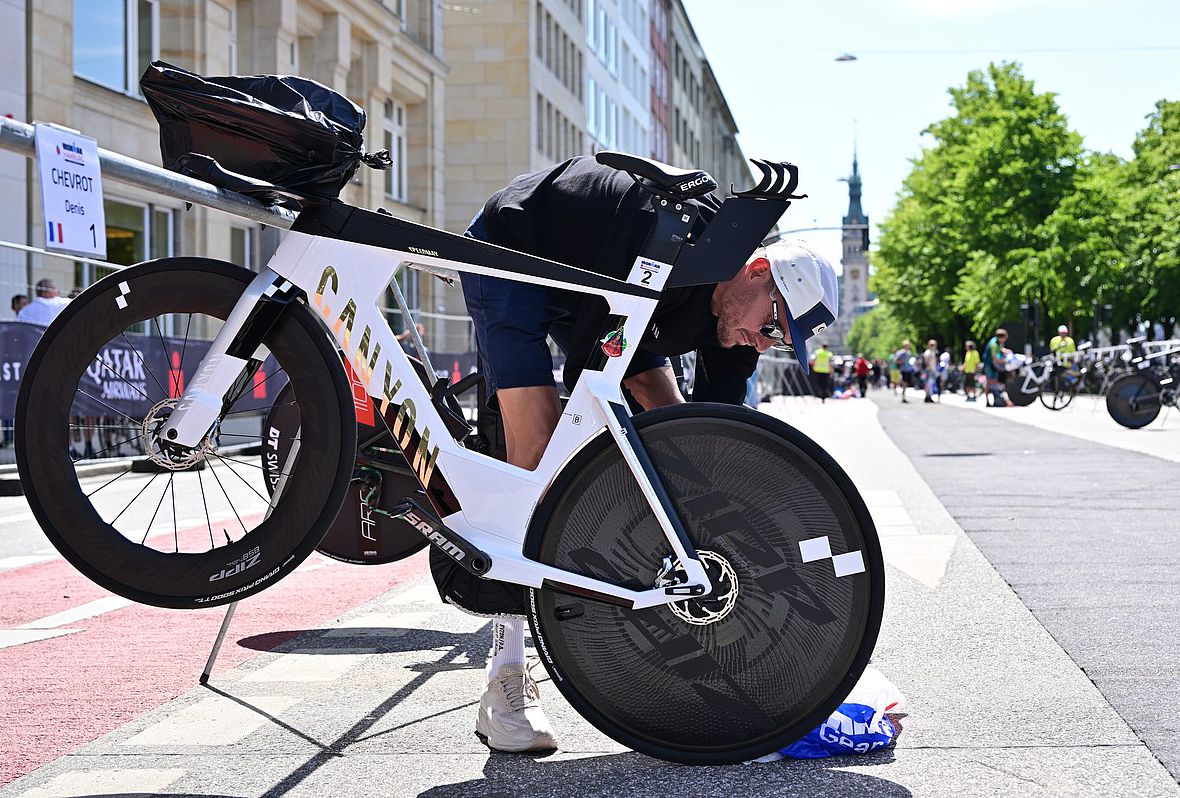 Jan Frodeno war übrigens einer der ersten Pros, der beim CheckIn aufkreuzte