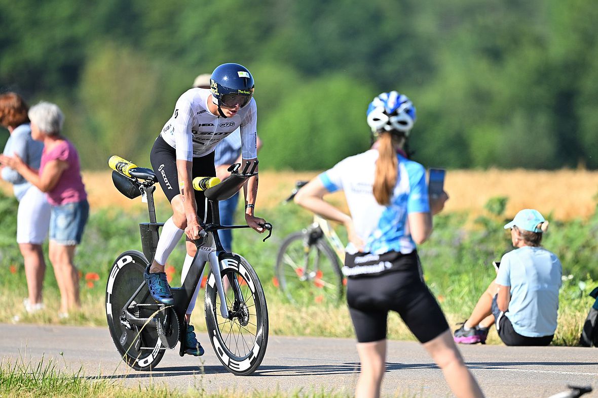 Magnus Dilev hämmert eine 3:57:45 für die knapp 180 Radkilometer auf den Rother Asphalt