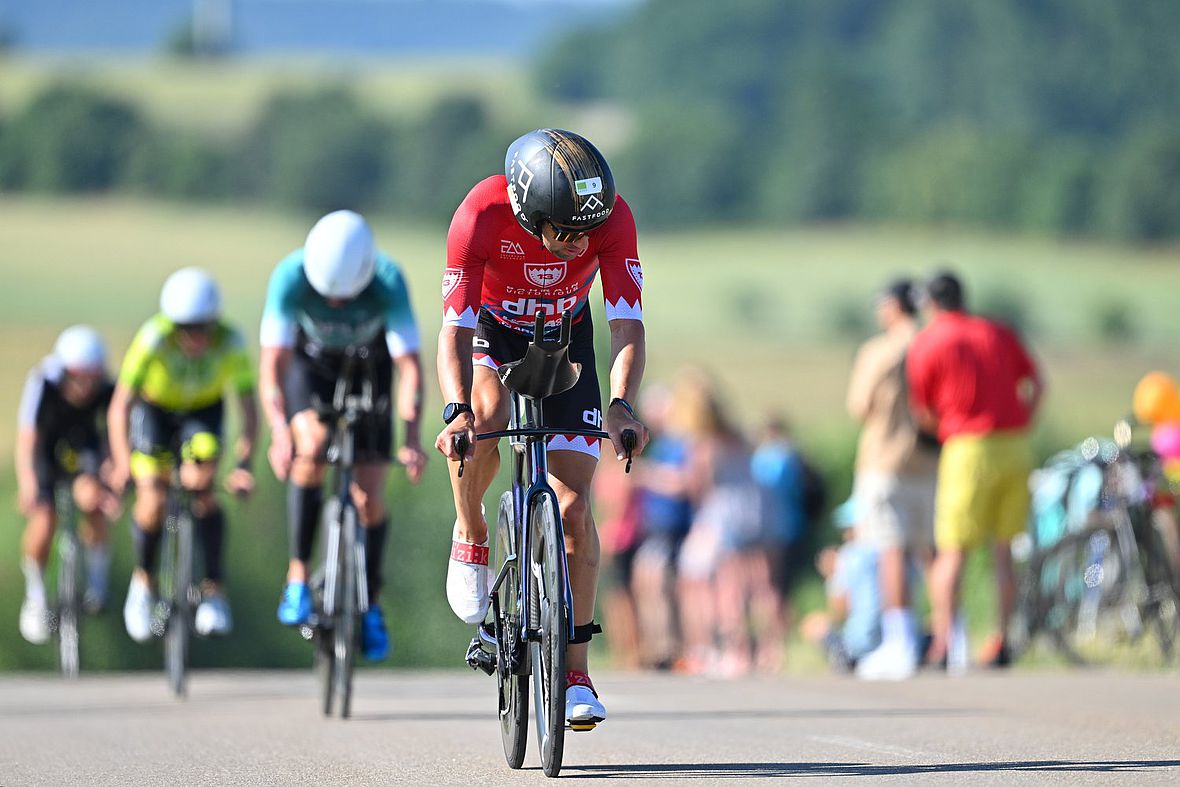 Joe Skipper (GBR) nach der Kanalbrücke kurz vor Mörlach