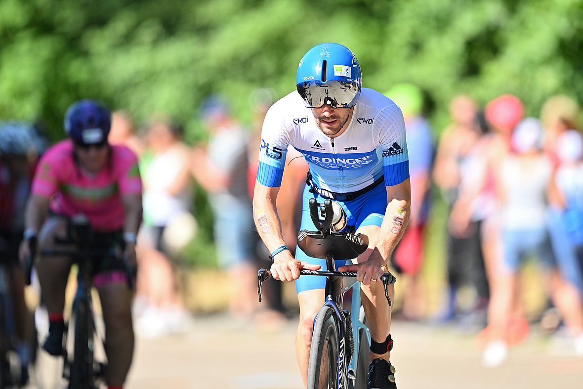 Patrick Lange klettert über den Gredinger Kalvarienberg