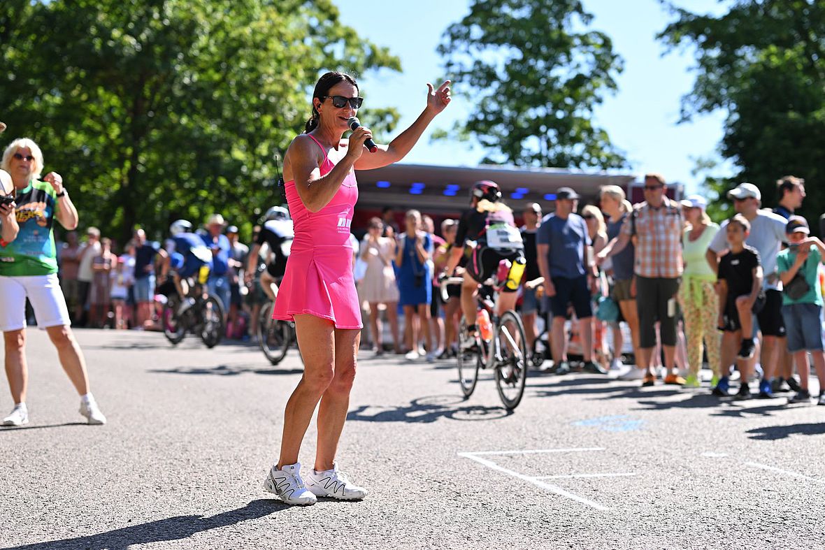 Pink-Lady: Ute Mückel, die Roth-Siegerin von 1996, moderiert am Gredinger Kalvarienberg