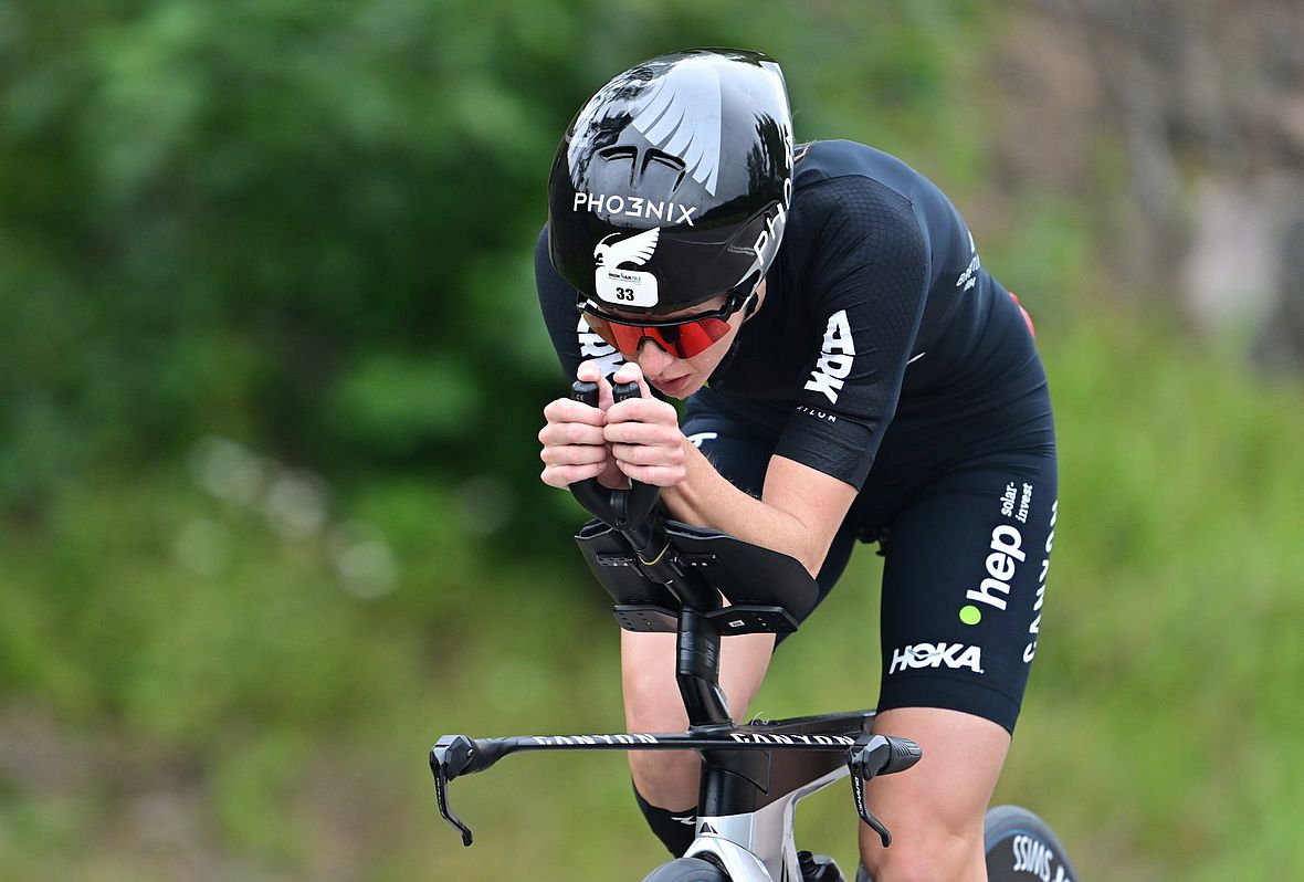 Nur Imogen Simmonds kann anfangs Taylor Knibb auf dem Rad folgen