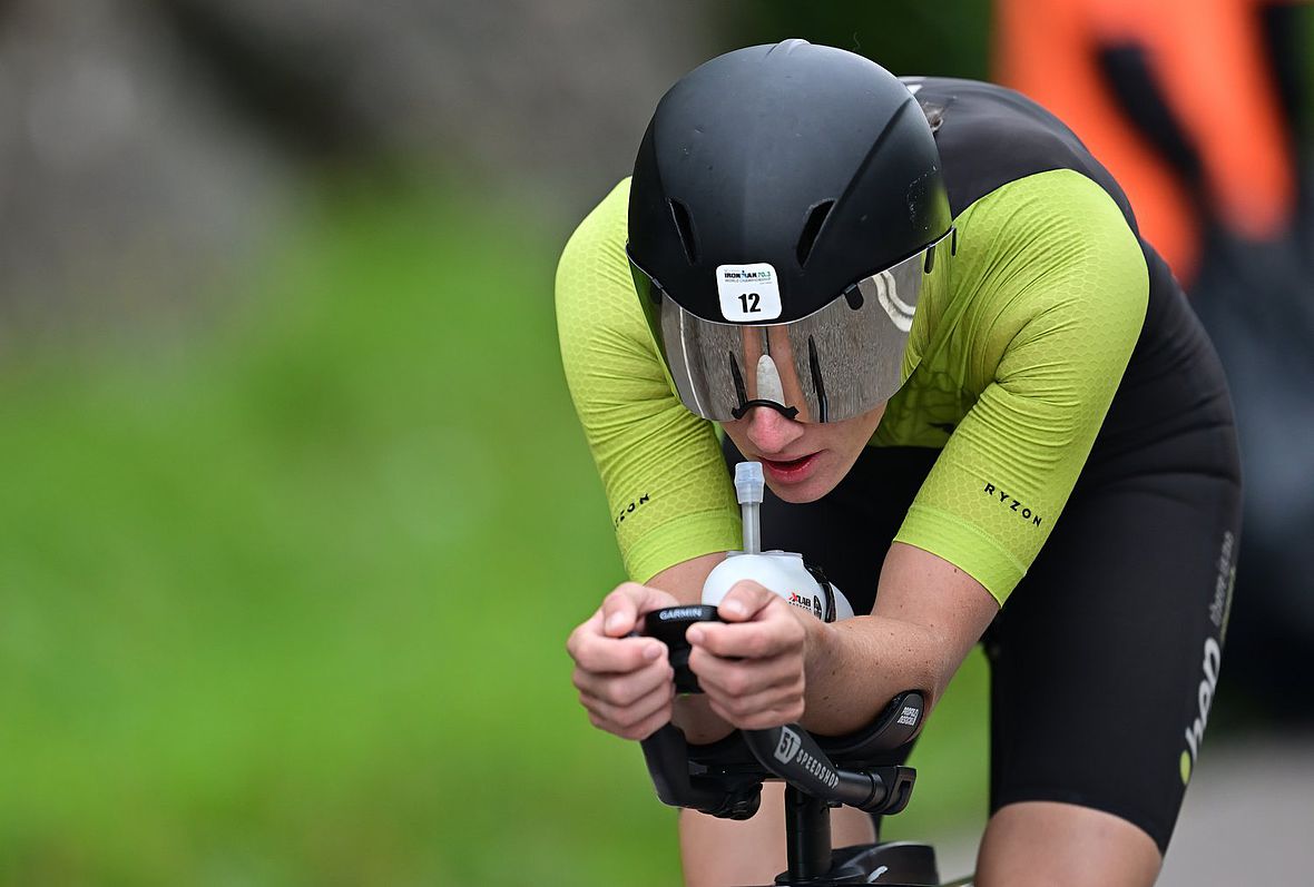 Anne Reischmann schiebt sich auf dem Rad an die Top Ten heran