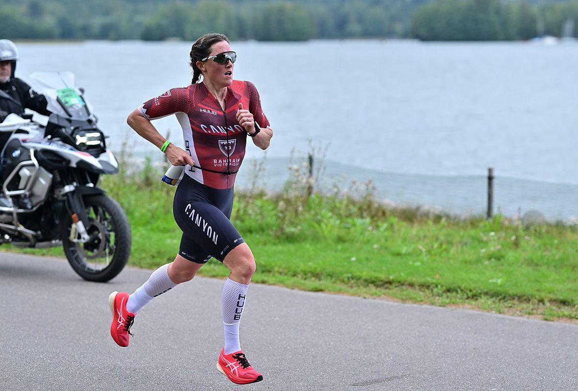 Kat Matthews läuft einen 1:16:38er Halbmarathon