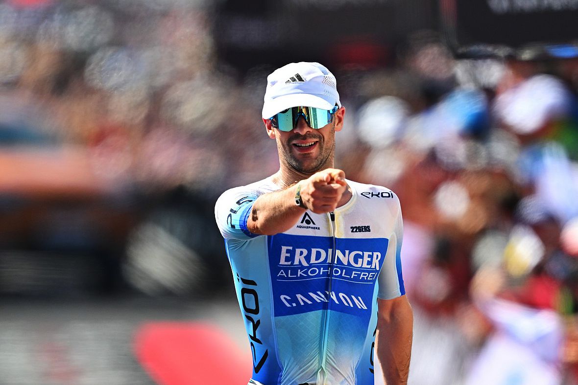 Patrick Lange wird Zweiter bei der Ironman WM in Nizza - und deutet auf den King of Nizza - Sam Laidlow