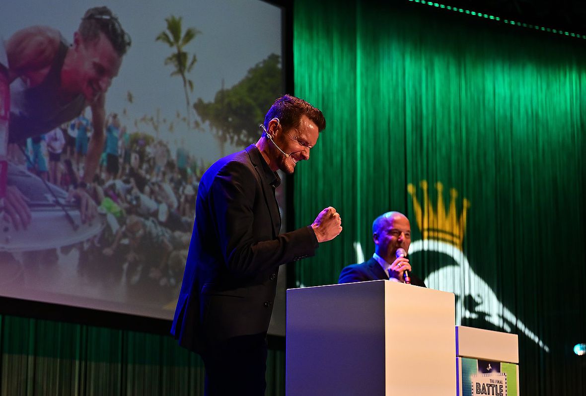 Ja, kann er: Im Jahr 2018 animierte Jan Frodeno bei der Nationenparade in Kona die deutschen Teilnehmer und Teilnehmerinnen zum Liegestütz