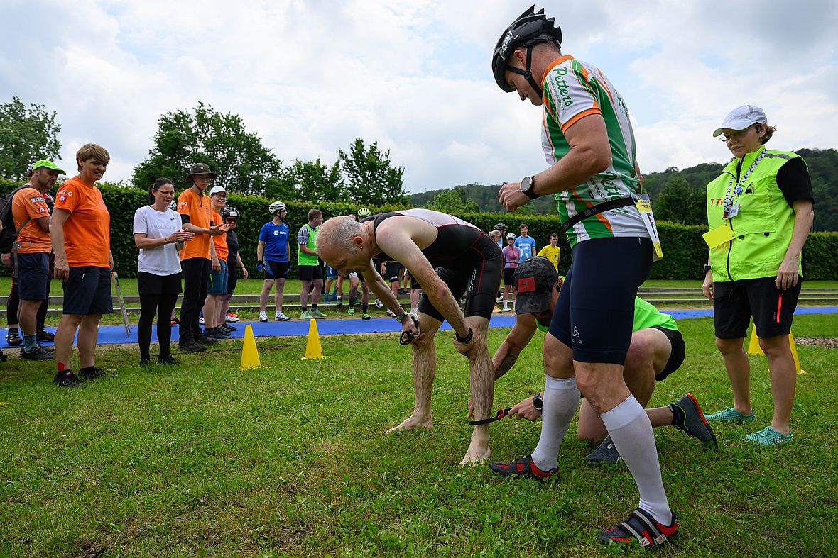 Wechsel im Staffeltriathlon - unter Aufsicht der Kampfrichterin