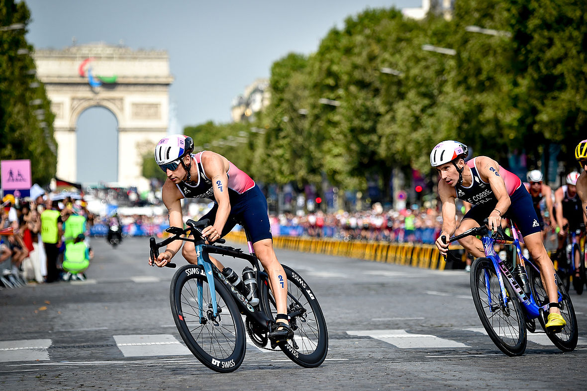 Allez les Bleus!! Leo Bergere zieht Pierre le Corre über den Champs-Élysées