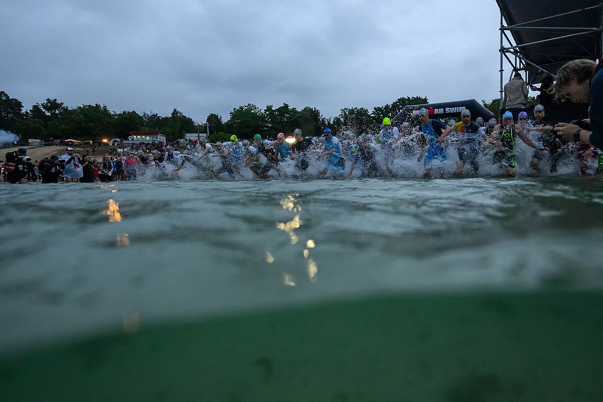 Punkt 6:25 Uhr gehts für die Pros in den 26,1 Grad warmen Langener Waldsee