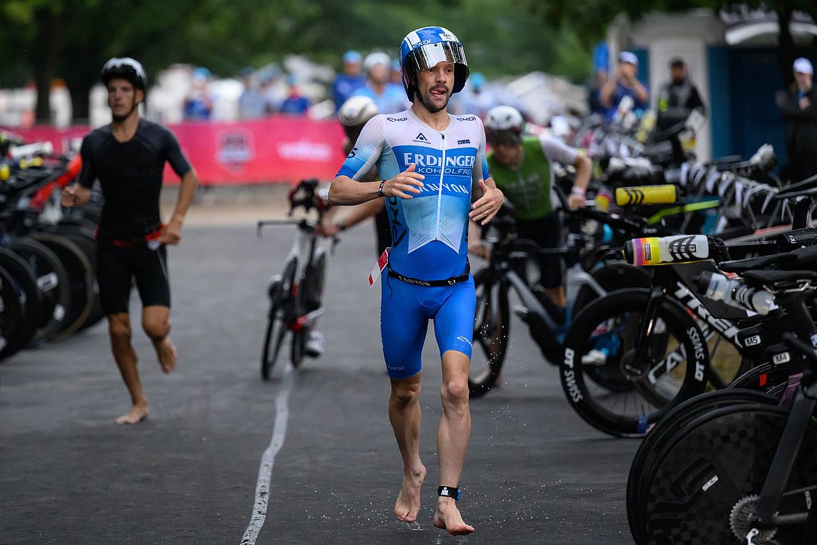 Patrick Lange kommt vier Minuten nach der Spitze zu seinem Rad