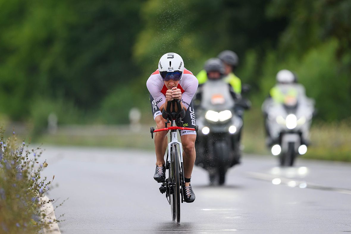 Kristian Hogenhaug fährt mit viel Druck an die Spitze