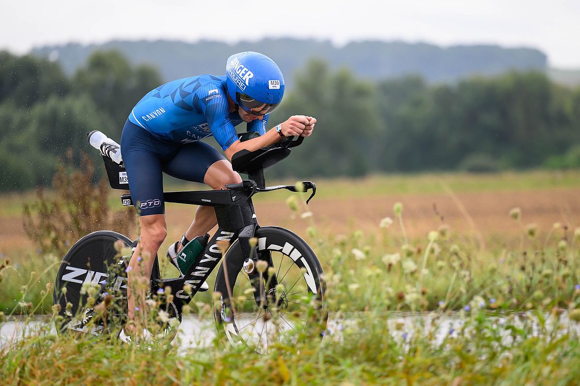 Florian Angert ist in der Gruppe um Blummenfelt - bis er bei km 100 stürzt und das DNF folgt