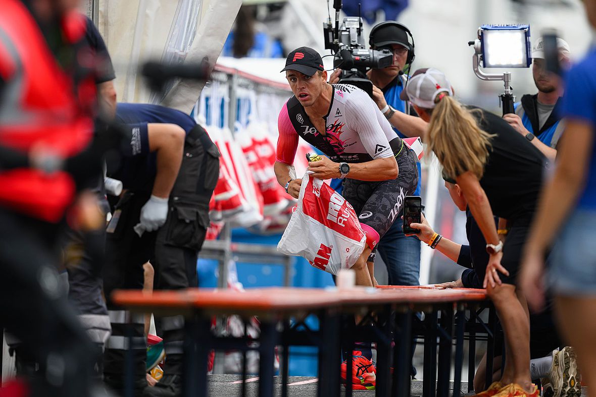 Sam Long wechselt mit großem Rückstand - trotz eines 2:44er Marathons kommt er nicht über Rang 22 hinaus