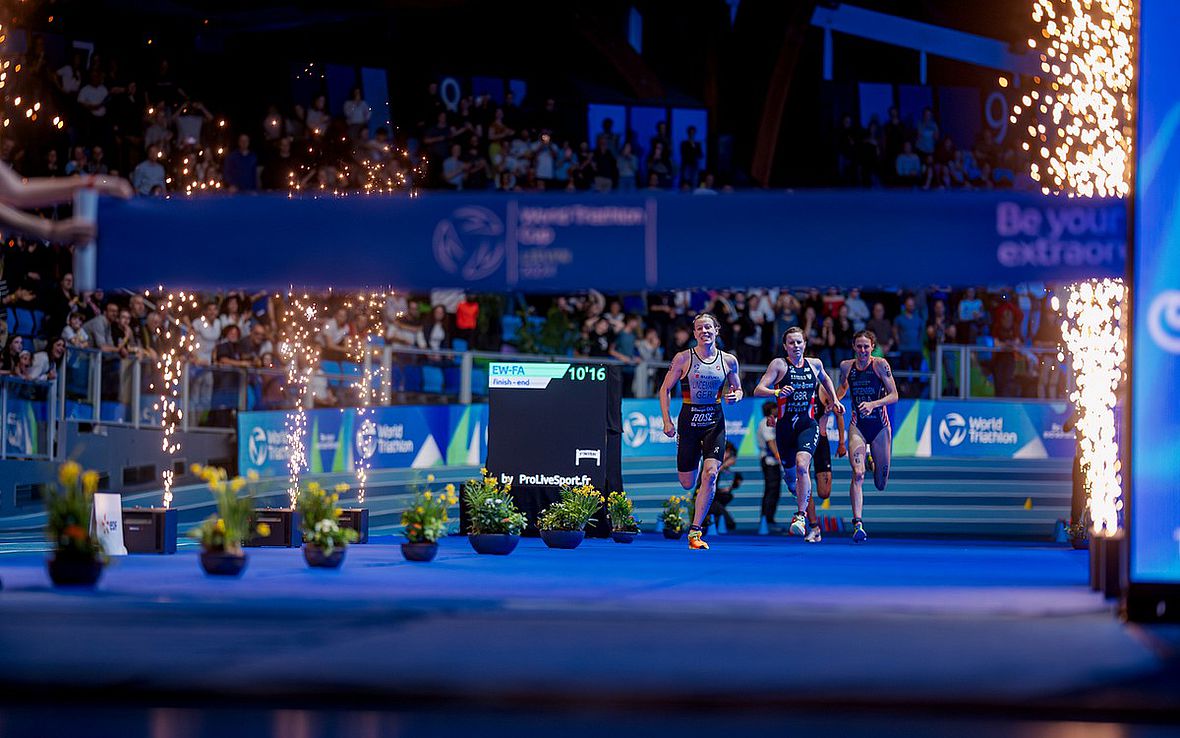 Laura Lindemann hat im Zielsprint etwas Vorsprung vor Georgia Taylor-Brown und Gwen Jorgensen