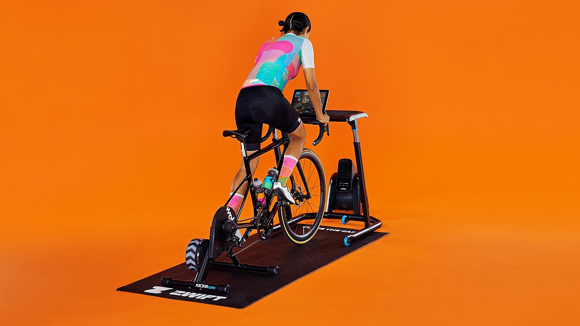 Der Wahoo KICKR CORE Zwift One kostet 499,00 EUR inkl. einer einjährigen Zwift-Mitgliedschaft