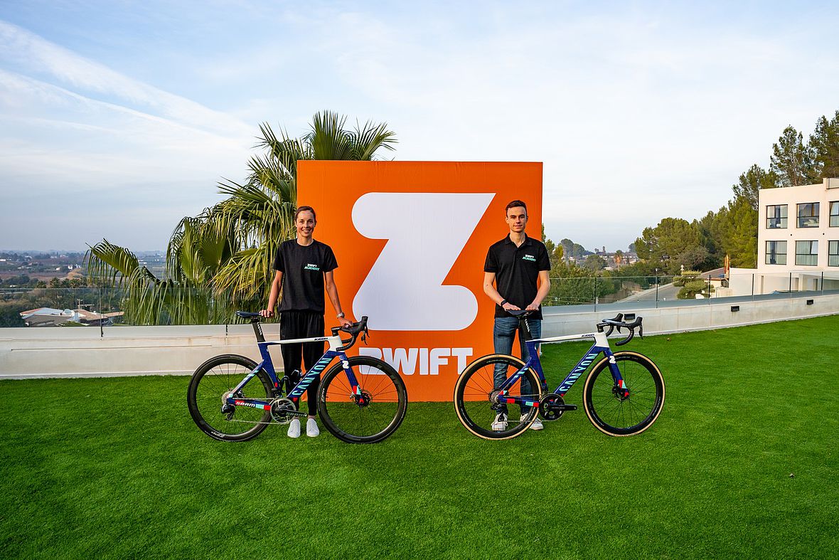 Die Siegerin und der Sieger der Zwift Academy 2023: Maddie Le Roux und Louis Kitzki