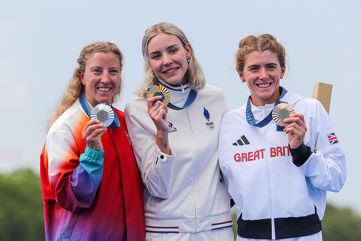 Julie Derron (links) ist die Überraschung auf dem Pariser Olympia-Podium, während Cassandre Beaugrand und Beth Potter zu den Topfavroritinnen zählten