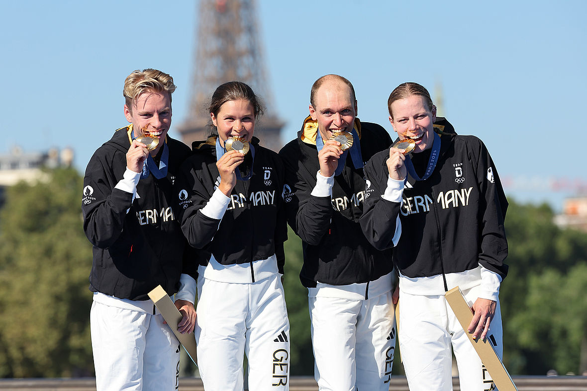 Die Olympiasieger der Mixed-Relay: Tim Hellwig, Lisa Tertsch, Lasse Lührs und Laura Lindemann