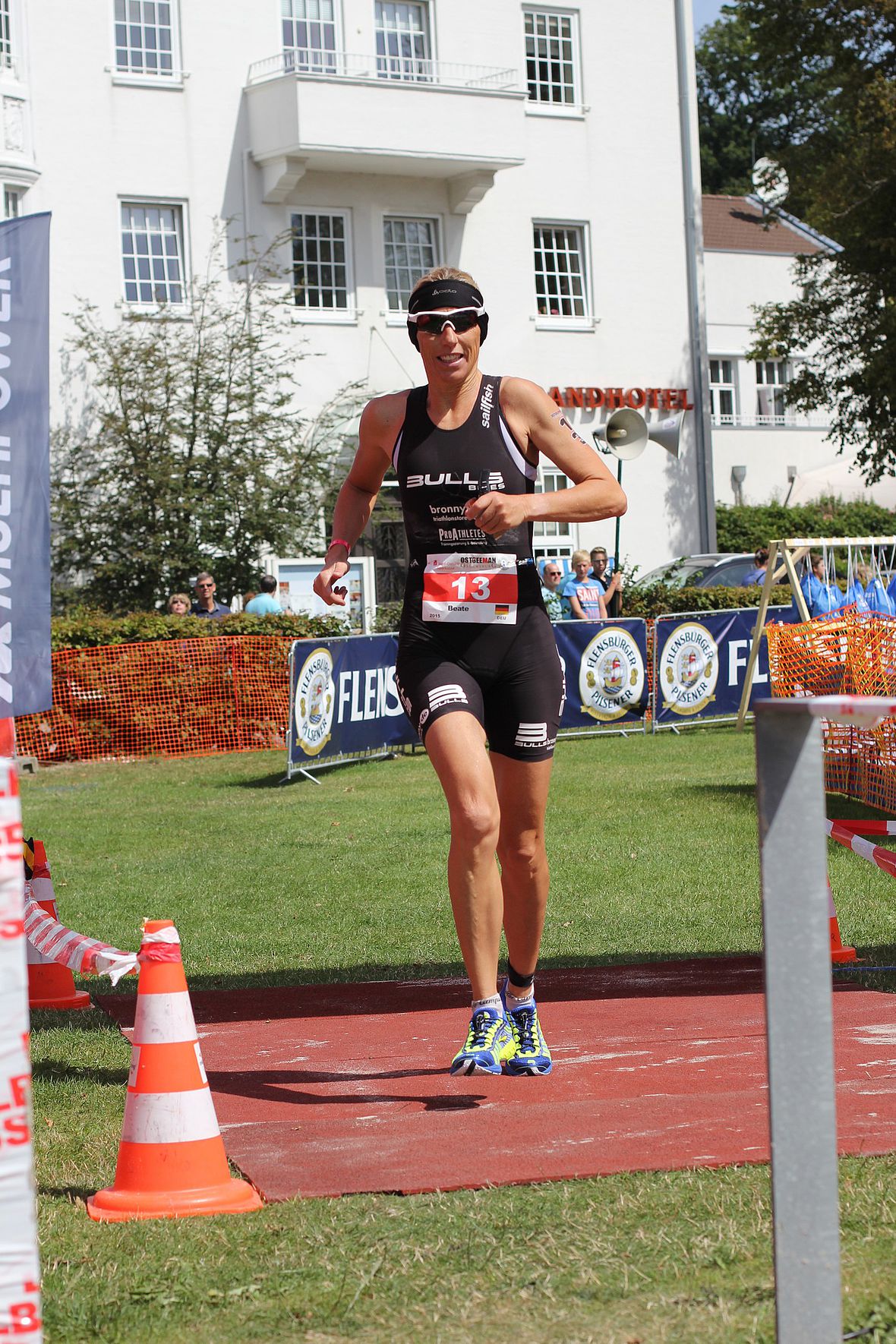 Beate Görtz kommt aus der T2: 20 Minuten Vorsprung aber noch 42,2 km zu laufen