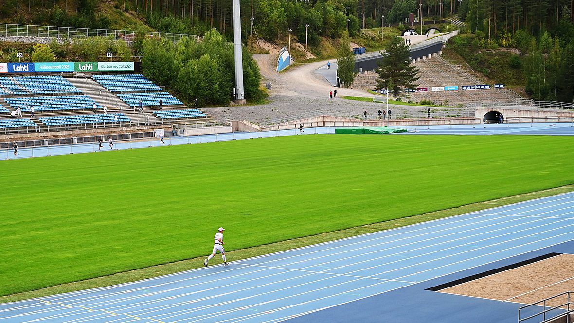 Einsame Stadionrunde: Kristian Blummenfelt geht abgeschlagen auf die zweite Laufrunde - am Ende wird der als Titelverteidiger angetretene Norweger 35ster