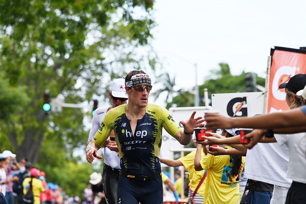 Sebastian Kienle greift nach allem was kühl und flüssig ist