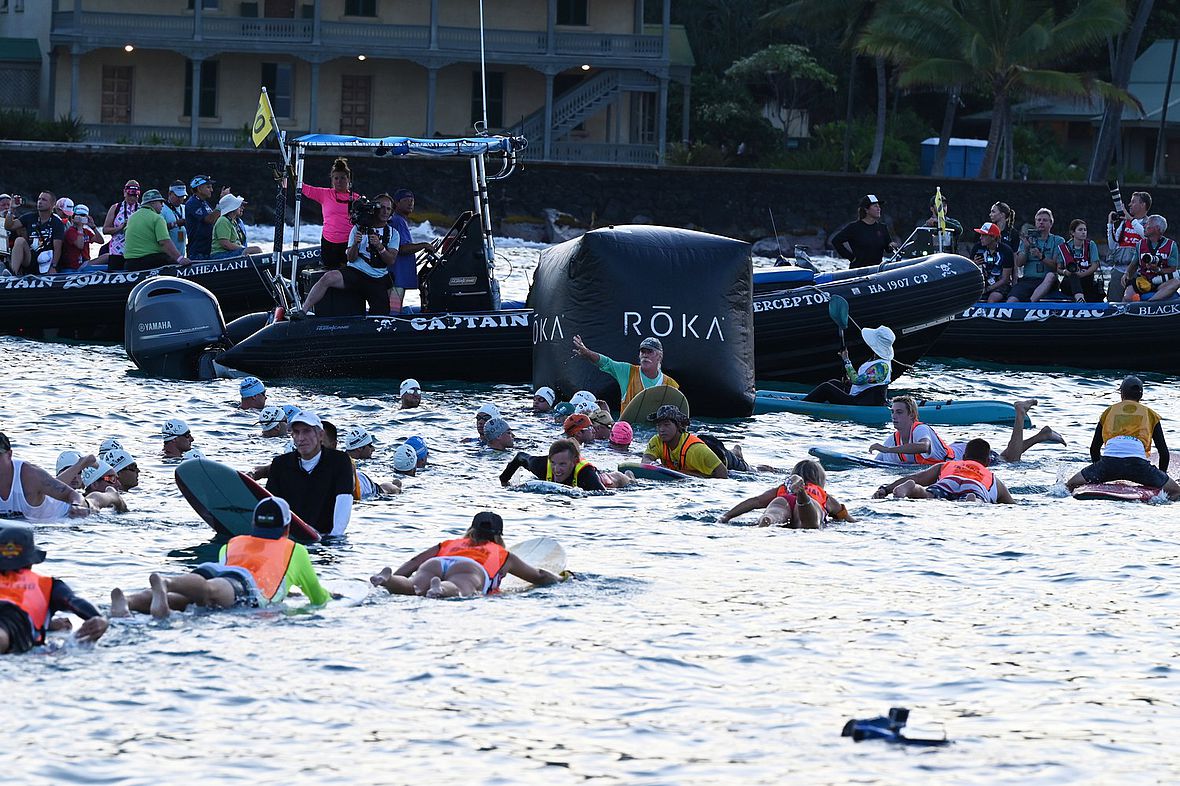 Bekanntes Bild aus Hawaii, die Surfer-Startlinie