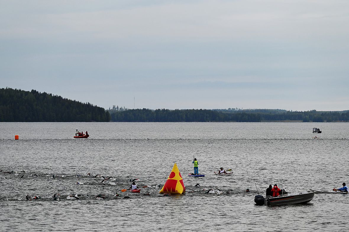 Leicht gekreuselt zeigt sich die Wasseroberfläche des Vesijärvi Sees am Raceday der Männer