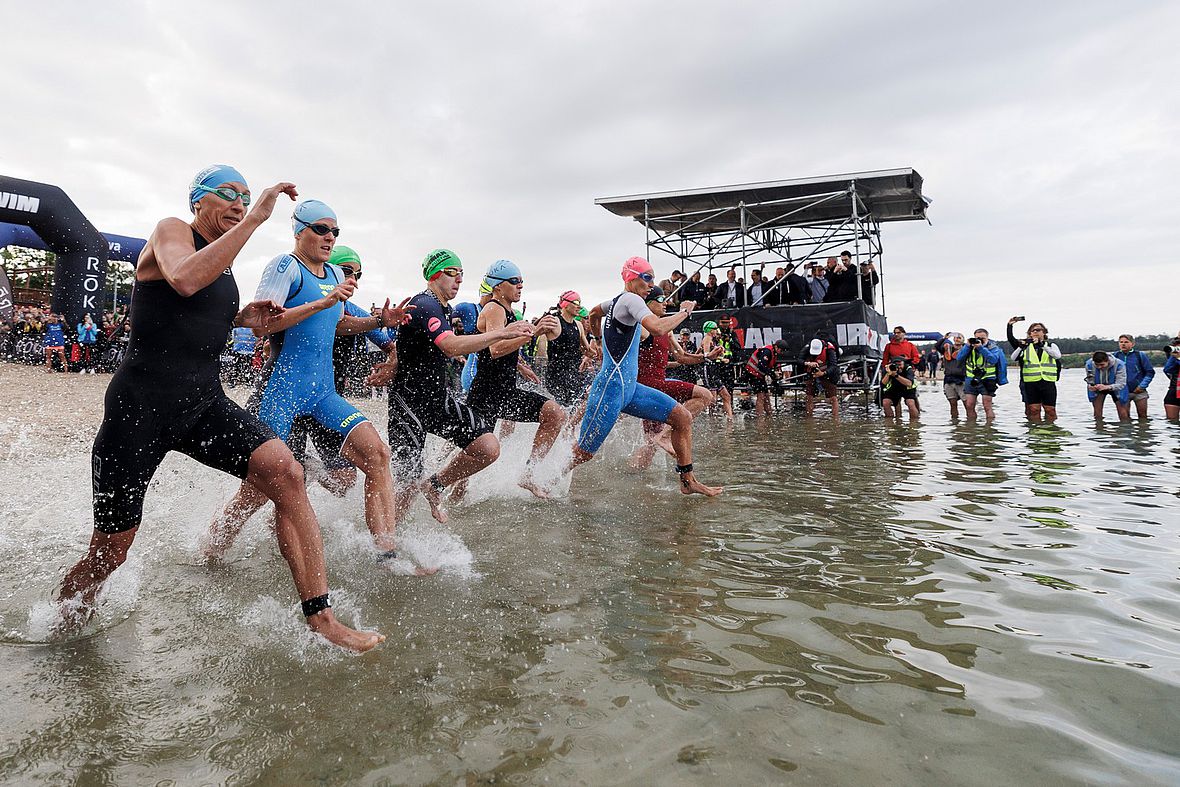 Schwimmstart der Pros am Langener Waldsee - es war Schwimmen im Speedsuit angesagt