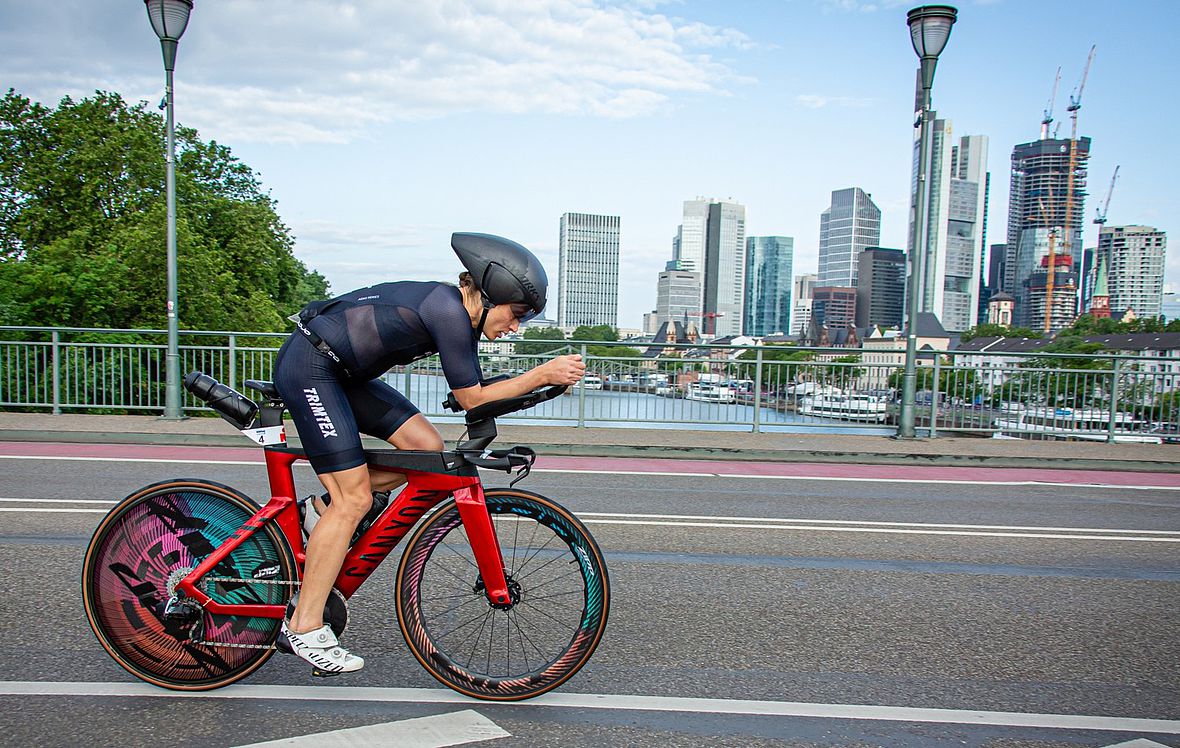 Sarah True hielt sich beim Radfahren etwas zurück - ihre Zeit sollte noch beim Laufen kommen