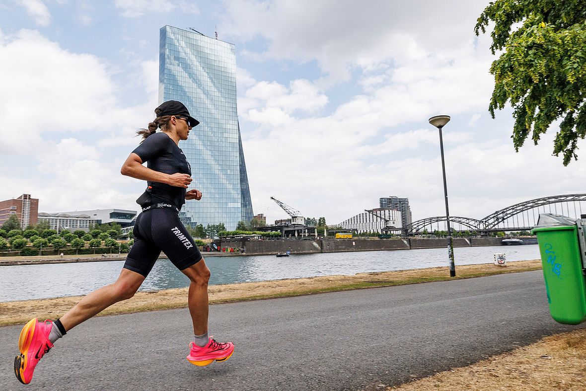 Sarah True macht ihren Sieg auf den letzten 10 km des Marathons klar