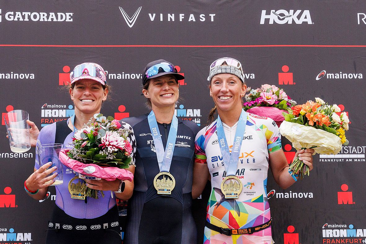 Das Podium der Ironman EM 2023 in Frankfurt: Skye Moench, Sarah True und Agnieszka Jerzyk (v.l.)