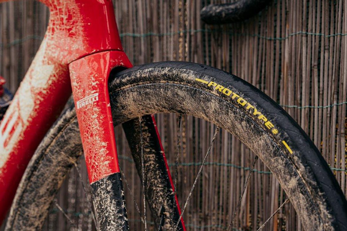 Bei der Strade Bianche wurde der Prototyp des PIRELLI P ZERO RACE TLR RS unter Extrembedinungen getestet