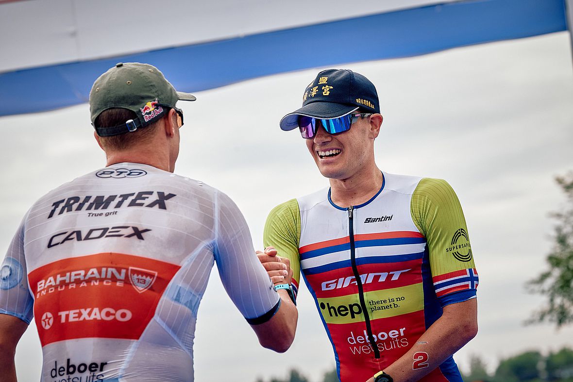 Handshake zwischen den derzeit beiden besten Triathleten der Welt