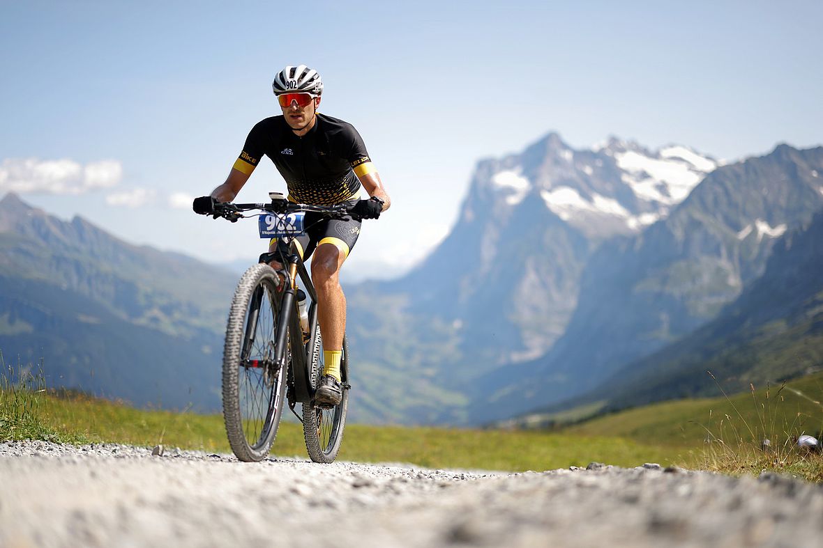 Die letzten Uphill-Meter auf dem MTB, dann geht´s bergab in Richtung Lauterbrunnen-Tal